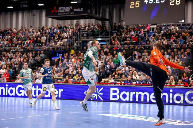 22 02 2026, Handball, HBL, Bergischer HC Füchse Berlin, Mitsubishi Electric HALLE Düsseldorf Mathias Gidsel Füchse Berlin 19 throws the ball at the goal of goalkeeper Christopher Rudeck BHC 01 in front of a sold-out crowd North Rhine-Westphalia Germany