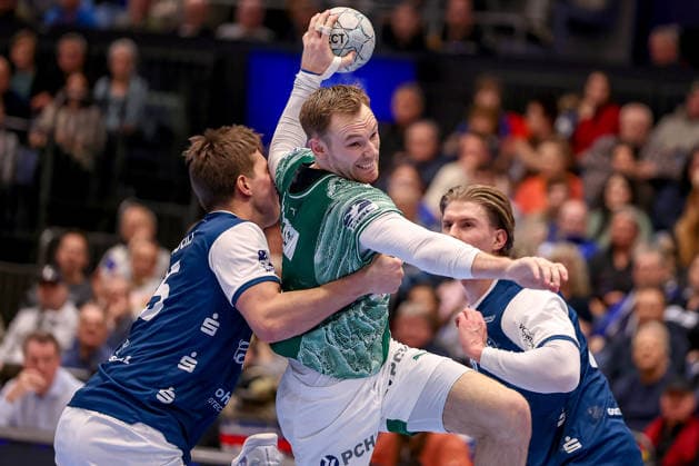 22 02 2026, Handball, HBL, Bergischer HC Füchse Berlin, Mitsubishi Electric HALLE Düsseldorf Mathias Gidsel Füchse Berlin 19 in duel against Lars Kooij BHC 15 Kim Voss Fels BHC 21 North Rhine-Westphalia Germany