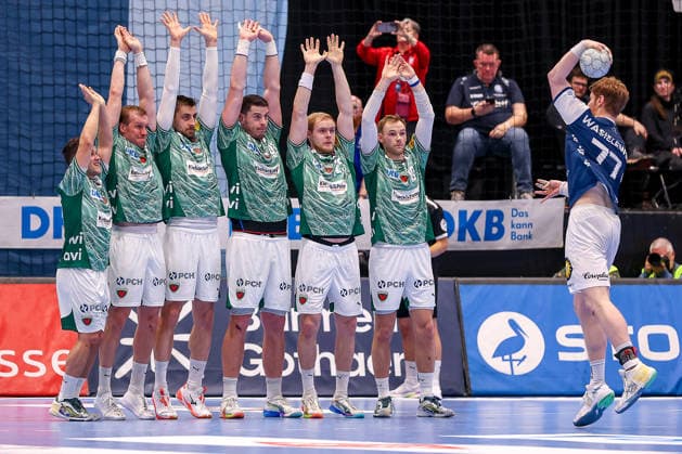 22 02 2026, Handball, HBL, Bergischer HC Füchse Berlin, Mitsubishi Electric HALLE Düsseldorf Johannes Wasielewski BHC 77 throws the free throw over the Berlin wall at the last second Tim Freihöfer Füchse Berlin 20 Max Darj Füchse Berlin 05 Nejc Cehte Füchse Berlin 22 Mijajlo Marsenic Füchse Berlin 93 Matthes Langhoff Füchse Berlin 25 Mathias Gidsel Füchse Berlin 19 North Rhine-Westphalia Germany