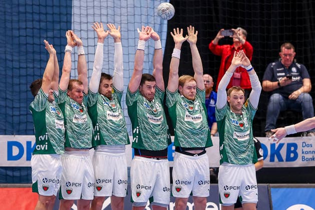22 02 2026, Handball, HBL, Bergischer HC Füchse Berlin, Mitsubishi Electric HALLE Düsseldorf Johannes Wasielewski BHC 77 throws the free throw over the Berlin wall at the last second Tim Freihöfer Füchse Berlin 20 Max Darj Füchse Berlin 05 Nejc Cehte Füchse Berlin 22 Mijajlo Marsenic Füchse Berlin 93 Matthes Langhoff Füchse Berlin 25 Mathias Gidsel Füchse Berlin 19 North Rhine-Westphalia Germany