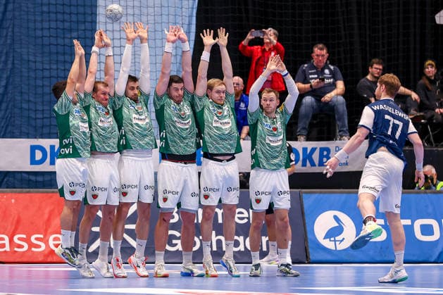 22 02 2026, Handball, HBL, Bergischer HC Füchse Berlin, Mitsubishi Electric HALLE Düsseldorf Johannes Wasielewski BHC 77 throws the free throw over the Berlin wall at the last second Tim Freihöfer Füchse Berlin 20 Max Darj Füchse Berlin 05 Nejc Cehte Füchse Berlin 22 Mijajlo Marsenic Füchse Berlin 93 Matthes Langhoff Füchse Berlin 25 Mathias Gidsel Füchse Berlin 19 North Rhine-Westphalia Germany