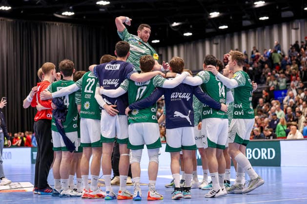 22 02 2026, Handball, HBL, Bergischer HC Füchse Berlin, Mitsubishi Electric HALLE Düsseldorf Berlins final cheers after the victory Mijajlo Marsenic Füchse Berlin 93 celebrates with the team in North Rhine-Westphalia Germany