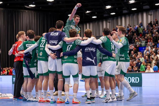 22 02 2026, Handball, HBL, Bergischer HC Füchse Berlin, Mitsubishi Electric HALLE Düsseldorf Berlins final cheers after the victory Mijajlo Marsenic Füchse Berlin 93 celebrates with the team in North Rhine-Westphalia Germany