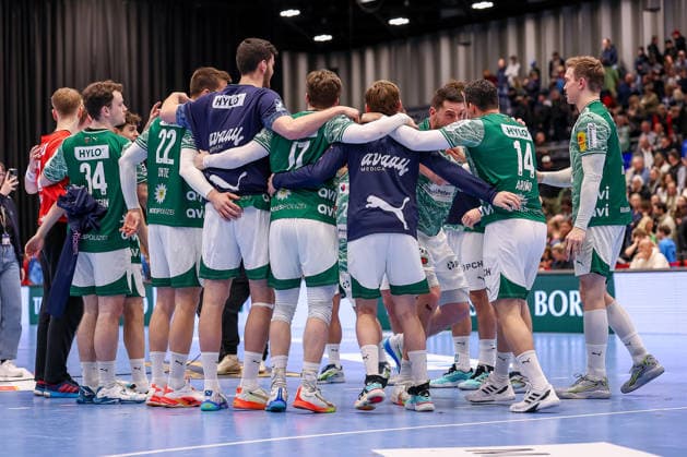 22 02 2026, Handball, HBL, Bergischer HC Füchse Berlin, Mitsubishi Electric HALLE Düsseldorf Berlins final cheers after the victory Mijajlo Marsenic Füchse Berlin 93 celebrates with the team in North Rhine-Westphalia Germany