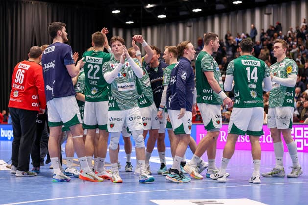 22 02 2026, Handball, HBL, Bergischer HC Füchse Berlin, Mitsubishi Electric HALLE Düsseldorf Berlins final cheers after the victory Nils Lichtlein Füchse Berlin 17 clapping North Rhine-Westphalia Germany