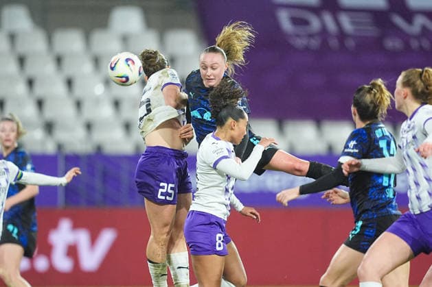 22 02 2026, xydrx, Women Football, 1 Soccer Bundesliga, SGS Essen RB Leipzig, Season 2025 2026, Stadion an der Hafenstraße Lou Ann Joly RB Leipzig 6 in duel against Paulina Platner SGS Essen 25 and Vanessa Fuerst SGS Essen 8 DFB regulations prohibit any use of photographs as image sequences and or quasi video Photo xYannisxDreimannxPressefotoKochx Nordrhein Westfahlen Germany