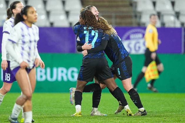22 02 2026, xydrx, Frauen Fußball, 1 Fußball Bundesliga, SGS Essen RB Leipzig, Saison 2025 2026, Stadion an der Hafenstraße Goal celebration after the goal to 2 1 for RB Leipzig by scorer Marleen Schimmer RB Leipzig 14 together with Delice Boboy RB Leipzig 17 and Lou Ann Joly RB Leipzig 6 DFB regulations prohibit any use of photographs as image sequences and or quasi video Photo xYannisxDreimannxPressefotoKochx Nordrhein Westfahlen Germany