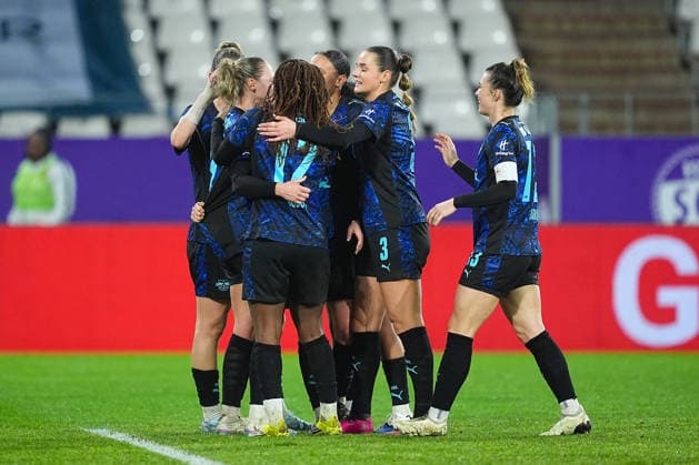 22 02 2026, xydrx, Womens Football, 1 Soccer Bundesliga, SGS Essen RB Leipzig, Season 2025 2026, Stadion an der Hafenstraße Goal celebration after the goal to 2 1 for RB Leipzig by scorer Marleen Schimmer RB Leipzig 14 together with Delice Boboy RB Leipzig 17 and Lou Ann Joly RB Leipzig 6 and Andrea Norheim RB Leipzig 3 DFB regulations prohibit any use of photographs as image sequences and or quasi video Photo xYannisxDreimannxPressefotoKochx Nordrhein Westfahlen Germany