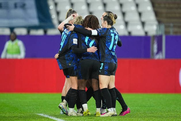 22 02 2026, xydrx, Womens Football, 1 Soccer Bundesliga, SGS Essen RB Leipzig, Season 2025 2026, Stadion an der Hafenstraße Goal celebration after the goal to 2 1 for RB Leipzig by scorer Marleen Schimmer RB Leipzig 14 together with Delice Boboy RB Leipzig 17 and Lou Ann Joly RB Leipzig 6 and Andrea Norheim RB Leipzig 3 Sandra Starke RB Leipzig 13 DFB regulations prohibit any use of photographs as image sequences and or quasi video Photo xYannisxDreimannxPressefotoKochx Nordrhein Westfahlen Germany