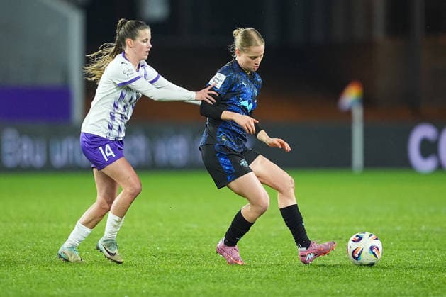 22 02 2026, xydrx, Women Football, 1 Soccer Bundesliga, SGS Essen RB Leipzig, Season 2025 2026, Stadion an der Hafenstraße Shari van Belle SGS Essen 14 in duel against Emilia Kiaer Asgeirsdottir RB Leipzig 8 DFB regulations prohibit any use of photographs as image sequences and or quasi video Photo xYannisxDreimannxPressefotoKochx Nordrhein Westfahlen Germany