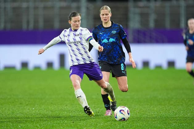 22 02 2026, xydrx, Women Football, 1 Soccer Bundesliga, SGS Essen RB Leipzig, Season 2025 2026, Stadion an der Hafenstraße Lena Ostermeier SGS Essen 18 in duel against Emilia Kiaer Asgeirsdottir RB Leipzig 8 DFB regulations prohibit any use of photographs as image sequences and or quasi video Photo xYannisxDreimannxPressefotoKochx Nordrhein Westfahlen Germany