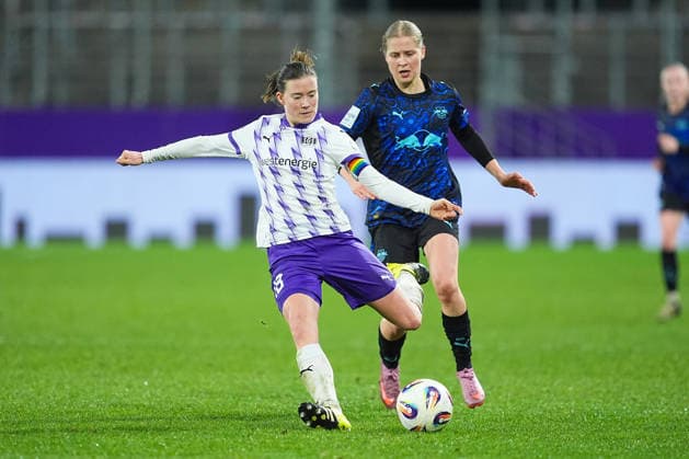 22 02 2026, xydrx, Women Football, 1 Soccer Bundesliga, SGS Essen RB Leipzig, Season 2025 2026, Stadion an der Hafenstraße Lena Ostermeier SGS Essen 18 in duel against Emilia Kiaer Asgeirsdottir RB Leipzig 8 DFB regulations prohibit any use of photographs as image sequences and or quasi video Photo xYannisxDreimannxPressefotoKochx Nordrhein Westfahlen Germany