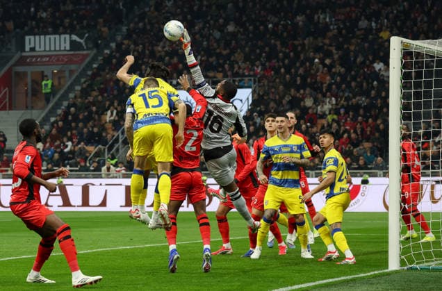 Foto IPP Roberto Bregani Milano 22-02-2026 Calcio Campionato di Serie A 2025 2026, Milan- Parma Nella foto Mike Maignan del Milan IN AZIONE CONTRO Enrico Delprato del Parma Italy Photo Press World Copyright. italy ITALY  Copyright: xR4924_italyphotopressx