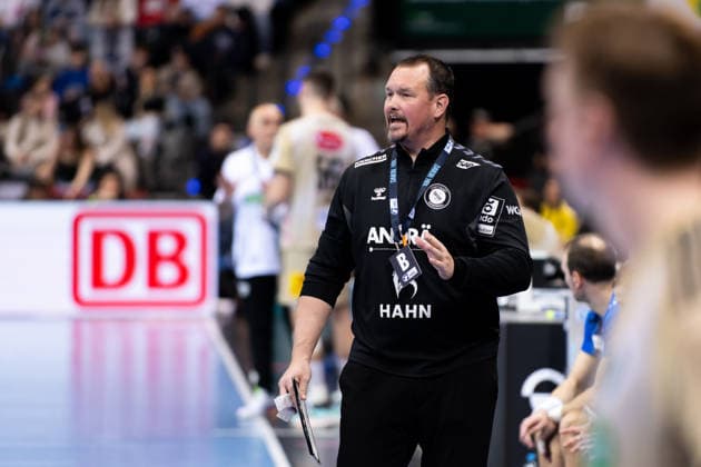 Misha Kaufmann, TVB Stuttgart, Coach Coach , calms down once again TVB Stuttgart vs TSV Hannover Burgdorf, DAIKIN Handballbundesliga, 22 Matchday, Season 2025 2026, 22 02 2026 Eibner Pressefoto Andreas Ulmer TVB Stuttgart vs TSV Hannover Burgdorf, DAIKIN Handballbundesliga, 22 Matchday, Season 2025 2026, 22 02 2026 Stuttgart Copyright: xEibner-Pressefoto AndreasxUlmerx EP_AUR