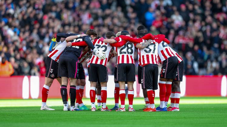 Sunderland v Fulham, Premier League Sunderland huddle up during the Premier League match between Sunderland and Fulham at the Stadium Of Light, Sunderland, UK on 22 February 2026. Editorial use only DataCo restrictions apply See www.football-dataco.com , Copyright: xSimonxDaviesx PSI-23794-0039