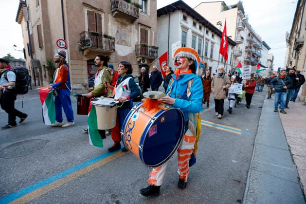A walking group performs before the Closing Ceremony of the Milano Cortina 2026 Olympic Games, Olympische Spiele, Olympia, OS outside the Verona Arena in Verona, Italy on Sunday, February 22, 2026. Norway won the most medals with a total of 41, with the United States following at 33.  ITA20260222803 AARONxJOSEFCZYK