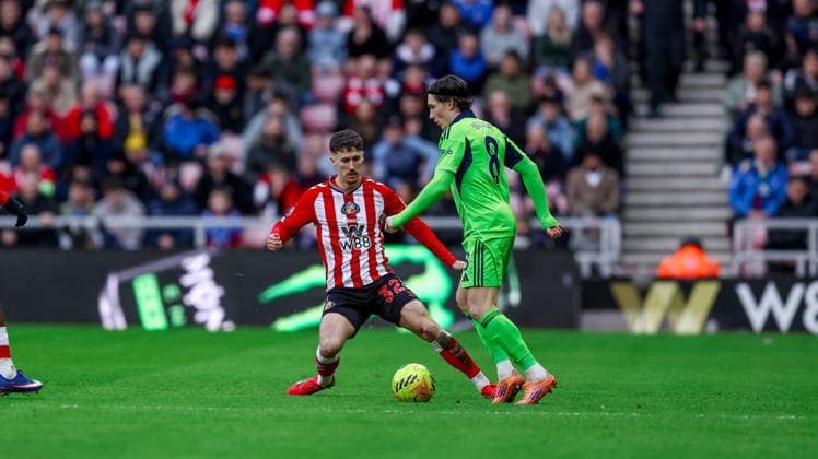 Sunderland v Fulham, Premier League Sunderland defender Trai Hume (32) during the Premier League match between Sunderland and Fulham at the Stadium Of Light, Sunderland, UK on 22 February 2026. Editorial use only DataCo restrictions apply See www.football-dataco.com , Copyright: xSimonxDaviesx PSI-23794-0140