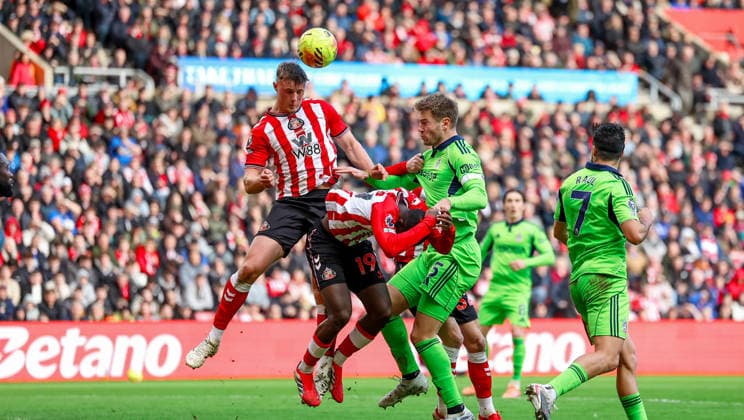 Sunderland v Fulham, Premier League Sunderland defender Daniel Ballard (5) heads clear during the Premier League match between Sunderland and Fulham at the Stadium Of Light, Sunderland, UK on 22 February 2026. Editorial use only DataCo restrictions apply See www.football-dataco.com , Copyright: xSimonxDaviesx PSI-23794-0096