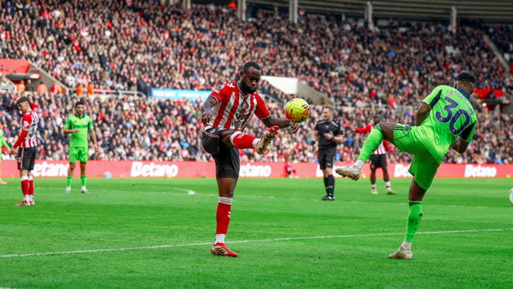 Sunderland v Fulham, Premier League Sunderland defender Lutsharel Geertruida (6) during the Premier League match between Sunderland and Fulham at the Stadium Of Light, Sunderland, UK on 22 February 2026. Editorial use only DataCo restrictions apply See www.football-dataco.com , Copyright: xSimonxDaviesx PSI-23794-0099