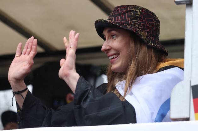 Die Ortsgemeinde Brachbach feiert ihre Olympia Heldin Jacqueline Pfeifer nach den beiden Erfolgen bei den Olympischen Winterspielen Milano Cortina 2026. Jacqueline Pfeifer holte im Skeleton sowie im Skeleton Mixed Team jeweils die Bronzemedaille. Sonntag 22.02.2026, Willkommen daheim JACKA ! Empfang von Jacqueline Pfeifer in Brachbach Deutschland *** The local community of Brachbach celebrates its Olympic heroine Jacqueline Pfeifer after her two successes at the Olympic Winter Games Milano Cortina 2026 Jacqueline Pfeifer won the bronze medal in both the skeleton and the skeleton mixed team Sunday 22 02 2026, Welcome home JACKA Reception for Jacqueline Pfeifer in Brachbach Germany