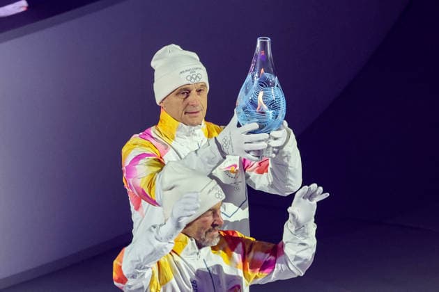 The 1994 4x10km Relay Cross-Country Ski Olympic Champions Maurilio De Zolt, Marco Albarello, Giorgio Vanzetta, and Silvio Fauner of Team Italy carry the Drop of Fire during the Closing Ceremony of the Milano Cortina 2026 Olympic Games, Olympische Spiele, Olympia, OS at Verona Arena in Verona, Italy on Sunday, February 22, 2026. Norway won the most medals with a total of 41, with the United States following at 33.  ITA20260222115 AARONxJOSEFCZYK