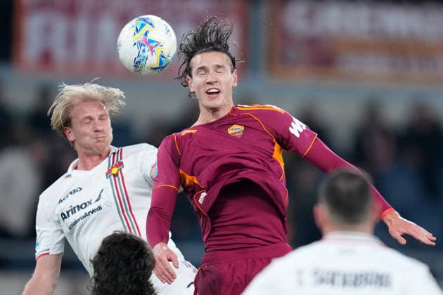 Cremonese s Morten Thorsby Roma™s Daniele Ghilardi during the Serie A EniLive soccer match between Roma and Cremonese at the Rome s Olympic stadium, Italy - Sunday February 22, 2026 - Soccer ( Photo by Alfredo Falcone LaPresse )  Copyright: xAlfredoxFalcone LaPressex