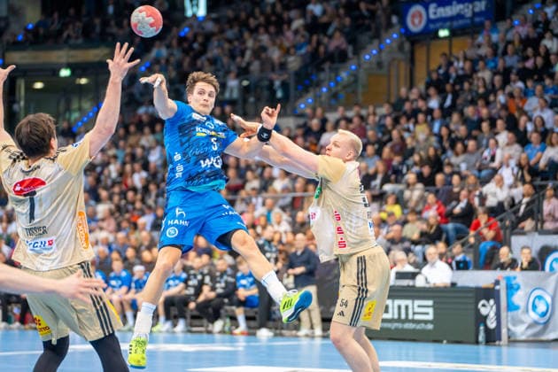 Handball I Men I Season 2025 2026 I Bundesliga I 22 Matchday I TVB Stuttgart TSV Hannover Burgdorf I 22 02 2026 Max Häfner 3, TVB Stuttgart in the air, in defense Leif Tissier 7, TSV Hannover Burgdorf and Justus Fischer 54, TSV Hannover Burgdorf Stuttgart Porsche Arena Baden Württemberg Germany Copyright: xLobeca MaxxPetershansx