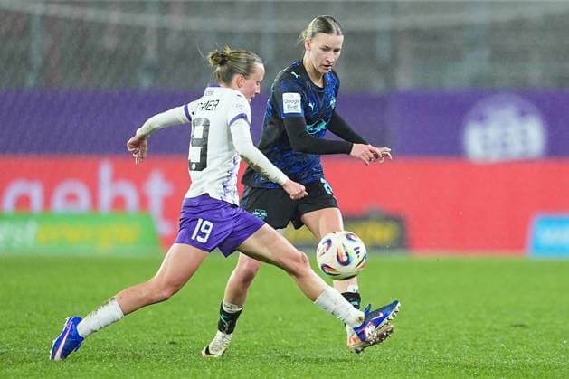 22 02 2026, xydrx, Women Football, 1 Soccer Bundesliga, SGS Essen RB Leipzig, Season 2025 2026, Stadion an der Hafenstraße Beke Sterner SGS Essen 19 in duel against Marlene Mueller RB Leipzig 27 DFB regulations prohibit any use of photographs as image sequences and or quasi video Photo xYannisxDreimannxPressefotoKochx Nordrhein Westfahlen Germany
