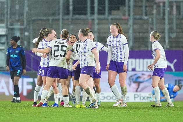 22 02 2026, xydrx, Womens Football, 1 Soccer Bundesliga, SGS Essen RB Leipzig, Season 2025 2026, Stadion an der Hafenstraße Goal celebration after the goal to 2 2 for SGS Essen by scorer Laura Pucks SGS Essen 15 together with Paulina Platner SGS Essen 25 and Lena Ostermeier SGS Essen 18 Paula Flach SGS Essen 5 DFB regulations prohibit any use of photographs as image sequences and or quasi video Photo xYannisxDreimannxPressefotoKochx Nordrhein Westfahlen Germany