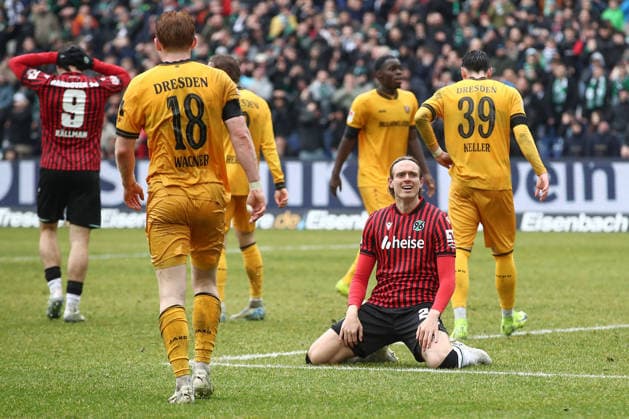 22 02 2026, xtgx, Fußball 2 Bundesliga, Hannover 96 SG Dynamo Dresden emspor, v l Stefan Teitur Thordarson Hannover, 23 enttaeuscht, enttäuscht, schaut enttaeuscht, niedergeschlagen, disappointed DFL DFB REGULATIONS PROHIBIT ANY USE OF PHOTOGRAPHS as IMAGE SEQUENCES and or QUASI VIDEO Hannover