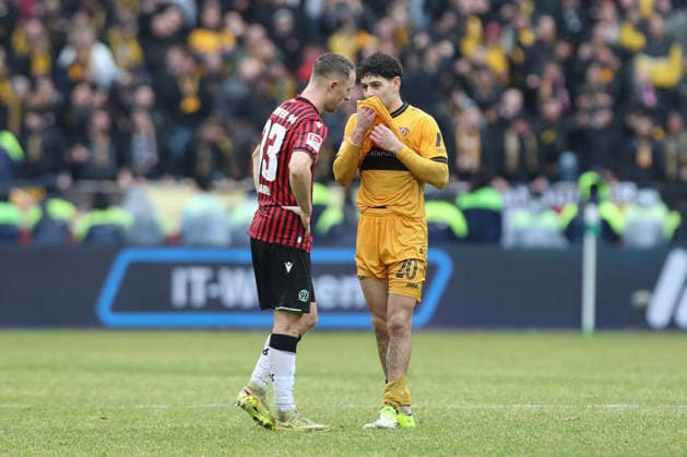22 02 2026, xtgx, Soccer 2 Bundesliga, Hannover 96 SG Dynamo Dresden emspor, v l DFL DFB REGULATIONS Maurice Neubauer Hannover, 33 , Ben Bobzien Dresden, 20 PROHIBIT ANY USE OF PHOTOGRAPHS as IMAGE SEQUENCES and or QUASI VIDEO Hannover