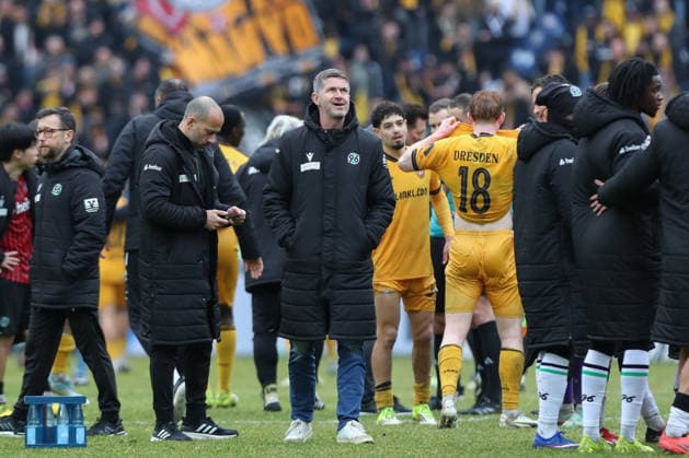 22 02 2026, xtgx, Fußball 2 Bundesliga, Hannover 96 SG Dynamo Dresden emspor, v l Ralf Becker Hannover, Sportdirektor DFL DFB REGULATIONS PROHIBIT ANY USE OF PHOTOGRAPHS as IMAGE SEQUENCES and or QUASI VIDEO Hannover