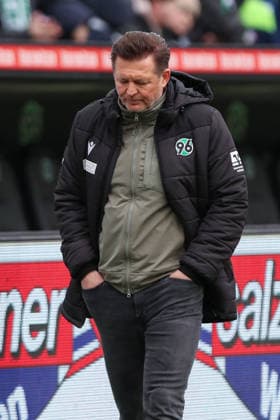 22 02 2026, xtgx, Fußball 2 Bundesliga, Hannover 96 SG Dynamo Dresden emspor, v l Christian Titz Hannover, Trainer enttaeuscht, enttäuscht, schaut enttaeuscht, niedergeschlagen, disappointed DFL DFB REGULATIONS PROHIBIT ANY USE OF PHOTOGRAPHS as IMAGE SEQUENCES and or QUASI VIDEO Hannover
