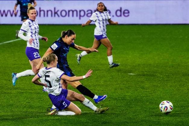 Womens football in Essen FOR EDITORIAL PURPOSES ONLY EDITORIAL USE ONLY p Paula Flach of SGS Essen in the match against Gina Chmielinski of RB Leipzig The match between SGS Essen and SV Werder Bremen ended on 22 02 2026 with 2 2 in the stadium Essen at Hafenstraße 97a Michael Gohl FUNKE Foto Services p Sport Deutschland Nordrhein Westfalen Essen Copyright MichaelxGohl Copyright: MichaelxGohl doc84ovo5n6e4o1gms3h9t5 ,EDITORIAL USE ONLY Copyright: MichaelxGohl