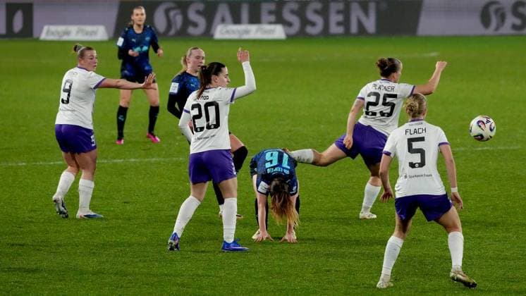 Womens football in Essen FOR EDITORIAL PURPOSES ONLY EDITORIAL USE ONLY p Ramona Maier, Leonie Köpp and Paulina Platner from SGS Essen in the match against Marlene Müller from RB Leipzig The match between SGS Essen and SV Werder Bremen ended 2 2 on 22 02 2026 at Essen stadium on Hafenstraße 97a Michael Gohl FUNKE Foto Services p Sport Deutschland Nordrhein Westfalen Essen Copyright MichaelxGohl Copyright: MichaelxGohl doc84ovo6kdglwr9ocmkzh ,EDITORIAL USE ONLY Copyright: MichaelxGohl