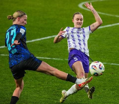 Womens football in Essen FOR EDITORIAL PURPOSES ONLY EDITORIAL USE ONLY p Paula Flach of SGS Essen in the match against Marlene Müller of RB Leipzig The match between SGS Essen and SV Werder Bremen ended on 22 02 2026 with 2 2 in the stadium Essen at Hafenstraße 97a Michael Gohl FUNKE Foto Services p Sport Deutschland Nordrhein Westfalen Essen Copyright MichaelxGohl Copyright: MichaelxGohl doc84ovo88ten51d2n95f02 ,EDITORIAL USE ONLY Copyright: MichaelxGohl