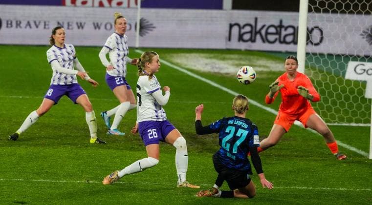 Womens football in Essen FOR EDITORIAL PURPOSES ONLY EDITORIAL USE ONLY p Lany Mia Bäcker of SGS Essen in the match against Marlene Müller of RB Leipzig The match between SGS Essen and SV Werder Bremen ended on 22 02 2026 with X X in the stadium Essen at Hafenstraße 97a Michael Gohl FUNKE Foto Services p Sport Deutschland Nordrhein Westfalen Essen Copyright MichaelxGohl Copyright: MichaelxGohl doc84ovo8dmsjreps6hke4 ,EDITORIAL USE ONLY Copyright: MichaelxGohl