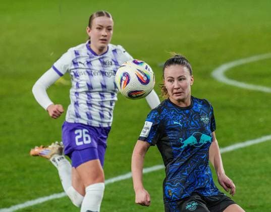 Womens football in Essen FOR EDITORIAL PURPOSES ONLY EDITORIAL USE ONLY p Lany Mia Bäcker of SGS Essen in the match against Elvira Johanna Herzog of RB Leipzig The match between SGS Essen and SV Werder Bremen ended on 22 02 2026 with 2 2 in the stadium Essen at Hafenstraße 97a Michael Gohl FUNKE Foto Services p Sport Deutschland Nordrhein Westfalen Essen Copyright MichaelxGohl Copyright: MichaelxGohl doc84ovo90bn1zwx9nof02 ,EDITORIAL USE ONLY Copyright: MichaelxGohl