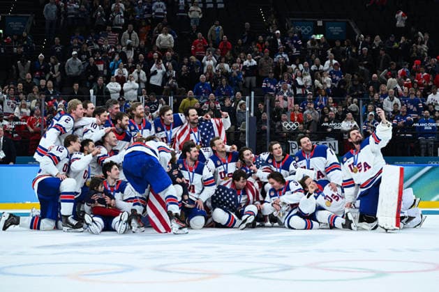 (260222) -- MILAN, Feb. 22, 2026 -- Players of the United States take a selfie during the awarding ceremony after the Ice hockey, Eishockey men s gold medal game between Canada and the United States at the Milan-Cortina 2026 Olympic Winter games, Winterspiele,Spiele, Summer games in Milan, Italy, Feb. 22, 2026. ) (MICO2026)ITALY-MILAN-OLYMPIC WINTER GAMES-ICE HOCKEY-MEN-GOLD MEDAL GAME-CAN VS USA ZhangxHaofu 