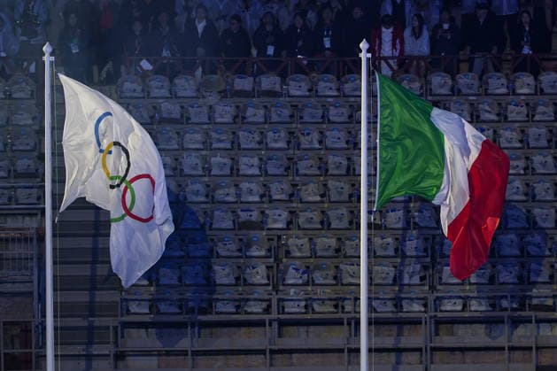 ITALY, VERONA - FEBRUARY 22, 2026: The Olympic flag and the flag of Italy are seen during the closing ceremony of the 2026 Winter Olympic Games, Olympische Spiele, Olympia, OS at Verona Olympic Arena 2026 Winter Olympics: Closing Ceremony  - ZUMAt113 20260222_zaa_t113_570 Copyright: xMikhailxTereshchenkox