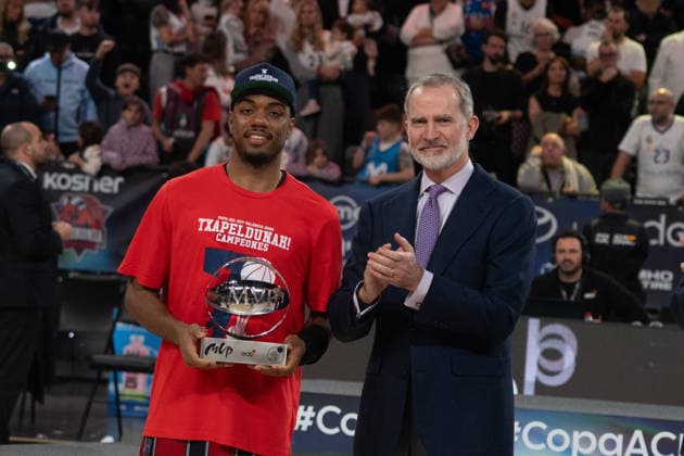 The King presides over the final of the Copa de S M el Rey basketball tournament in Valencia The Baskonia player Trent Forrest i receives the cup from King Felipe VI d , during the final of the Copa de S M el Rey basketball tournament, at the Roig Arena, on February 22, 2026, in Valencia, Valencian Community Spain The final will be played by Real Madrid and Baskonia after winning in the semifinals against Valencia Basket and Barça, respectively The Copa del Rey 2026 will be their first direct cup final in the current format in other editions they have crossed paths mostly in the quarterfinals or semifinals, but not in the decisive match 22 FEBRUARY 2026 KING ACB FINAL COPA DEL REY BASKETBALL 2026 VALENCIA ROIG ARENA Valencia Comunidad Valenciana Valencia Comunidad Valenciana Spain  Copyright: xJorgexGilx 7314544