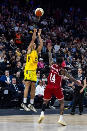 GER, BMW Top Four, Basketball BBL Pokal, Final, BMA365 Bamberg Baskets ALBA Berlin 22 02 2026, SAP Garden, Munich, GER, BMW Top Four, Basketball BBL Pokal, Final, BMA365 Bamberg Baskets ALBA Berlin Jack Kayil ALBA Berlin 7 , Cobe Williams BMA365 Bamberg Baskets, 24 Photo Alexander Trienitz Munich SAP Garden Bayern Germany