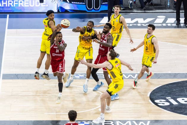 GER, BMW Top Four, Basketball BBL Pokal, Final, BMA365 Bamberg Baskets ALBA Berlin 22 02 2026, SAP Garden, Munich, GER, BMW Top Four, Basketball BBL Pokal, Final, BMA365 Bamberg Baskets ALBA Berlin Cobe Williams BMA365 Bamberg Baskets, 24 , J wan Roberts ALBA Berlin 13 Photo Alexander Trienitz Munich SAP Garden Bayern Germany
