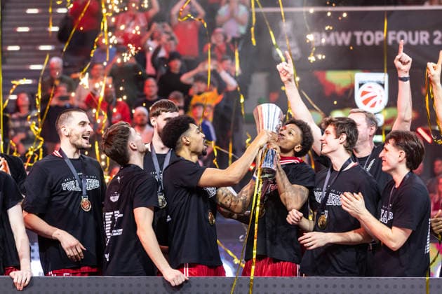 GER, BMW Top Four, Basketball BBL Pokal, Final, BMA365 Bamberg Baskets ALBA Berlin 22 02 2026, SAP Garden, Munich, GER, BMW Top Four, Basketball BBL Pokal, Final, BMA365 Bamberg Baskets ALBA Berlin Ibi Watson BMA365 Bamberg Baskets, 2 andDemarcus Demonia BMA365 Bamberg Baskets, 8 and the team with the BBL Pokal Photo Alexander Trienitz Munich SAP Garden Bayern Germany
