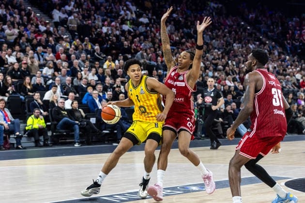 GER, BMW Top Four, Basketball BBL Pokal, Final, BMA365 Bamberg Baskets ALBA Berlin 22 02 2026, SAP Garden, Munich, GER, BMW Top Four, Basketball BBL Pokal, Final, BMA365 Bamberg Baskets ALBA Berlin Jack Kayil ALBA Berlin 7 , Austin Crowley BMA365 Bamberg Baskets, 85 Photo Alexander Trienitz Munich SAP Garden Bayern Germany