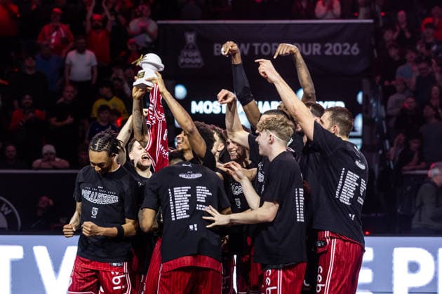 GER, BMW Top Four, Basketball BBL Pokal, Final, BMA365 Bamberg Baskets ALBA Berlin 22 02 2026, SAP Garden, Munich, GER, BMW Top Four, Basketball BBL Pokal, Final, BMA365 Bamberg Baskets ALBA Berlin MVP Demarcus Demonia BMA365 Bamberg Baskets, 8 with the team Photo Alexander Trienitz Munich SAP Garden Bayern Germany