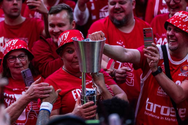 GER, BMW Top Four, Basketball BBL Pokal, Final, BMA365 Bamberg Baskets ALBA Berlin 22 02 2026, SAP Garden, Munich, GER, BMW Top Four, Basketball BBL Pokal, Final, BMA365 Bamberg Baskets ALBA Berlin Fans with the BBL Pokal Photo Alexander Trienitz Munich SAP Garden Bayern Germany
