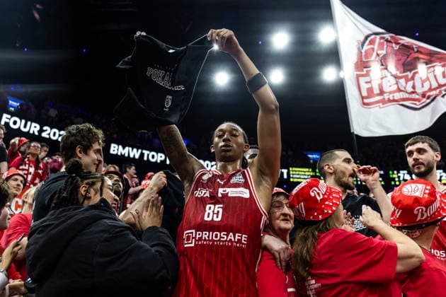 GER, BMW Top Four, Basketball BBL Pokal, Final, BMA365 Bamberg Baskets ALBA Berlin 22 02 2026, SAP Garden, Munich, GER, BMW Top Four, Basketball BBL Pokal, Final, BMA365 Bamberg Baskets ALBA Berlin Austin Crowley BMA365 Bamberg Baskets, 85 celebrates with the fans Photo Alexander Trienitz Munich SAP Garden Bayern Germany