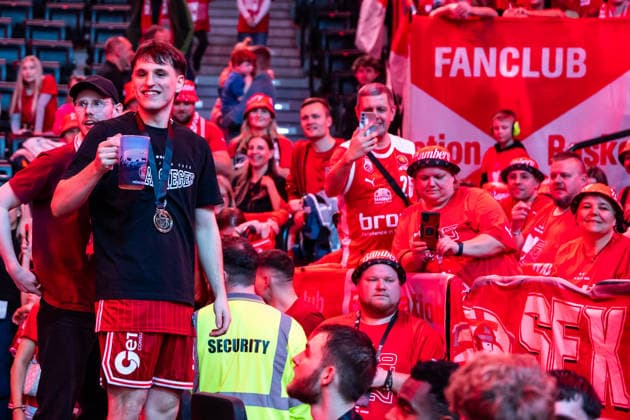 GER, BMW Top Four, Basketball BBL Pokal, Final, BMA365 Bamberg Baskets ALBA Berlin 22 02 2026, SAP Garden, Munich, GER, BMW Top Four, Basketball BBL Pokal, Final, BMA365 Bamberg Baskets ALBA Berlin Adrian Petkovic BMA365 Bamberg Baskets, 15 celebrates with the fans Photo Alexander Trienitz Munich SAP Garden Bayern Germany