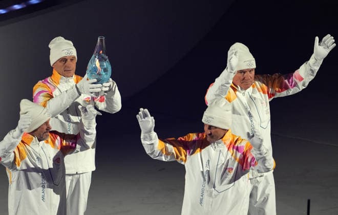 (260222) -- VERONA, Feb. 22, 2026 -- The Drop of Olympic Flame is carried into the venue during the closing ceremony of the Milan-Cortina 2026 Olympic Winter games, Winterspiele,Spiele, Summer games at Verona Olympic Arena in Verona, Italy, Feb. 22, 2026. ) (MICO2026)ITALY-VERONA-OLYMPIC WINTER GAMES-CLOSING CEREMONY SunxFei 